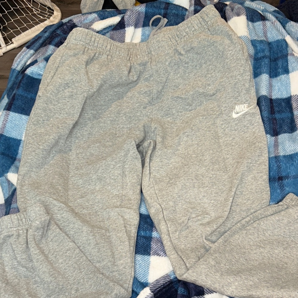 Nike Men’s Light Gray Heather Sweatpants with White Logo